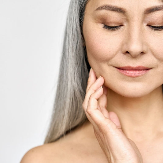 Piel seca durante la menopausia: tu función barrera ha cambiado y tu rutina también debería
